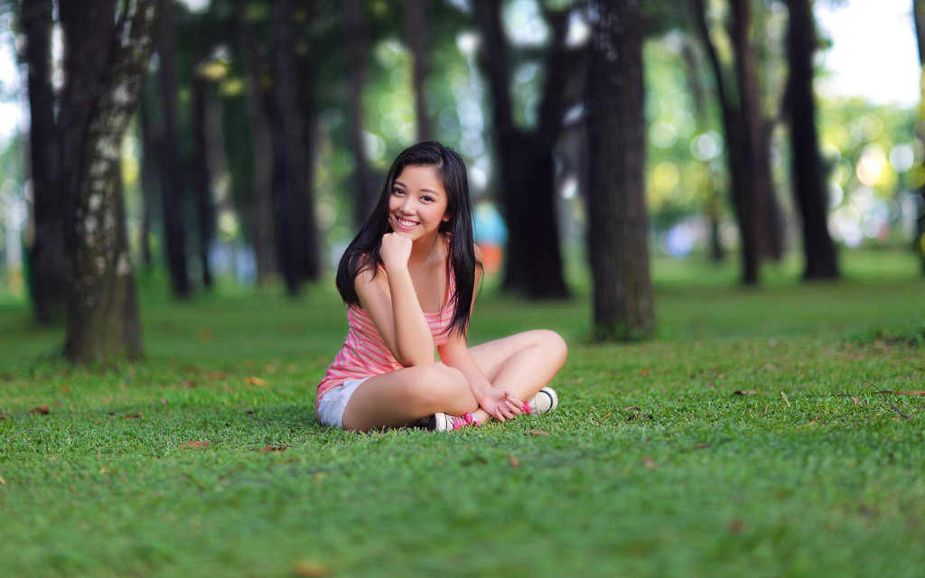 smiling-woman-in-the-park