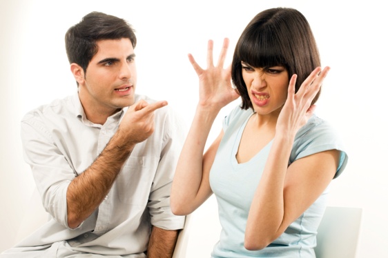 couple-fingerpointing-angry